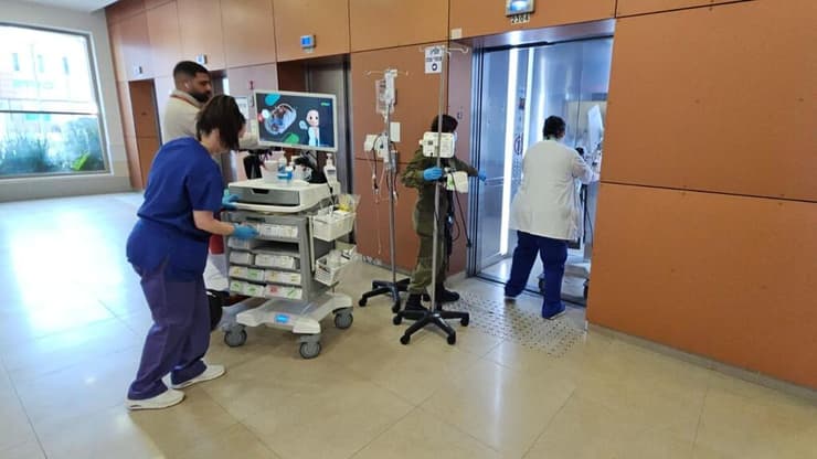 הצוות התגייס להעברת חולים למרחבים ממוגנים (צילום: דוברות סורוקה) העברת פגים למרחבים ממוגנים בבית החולים סורוקה במלחמת שאגת הארי