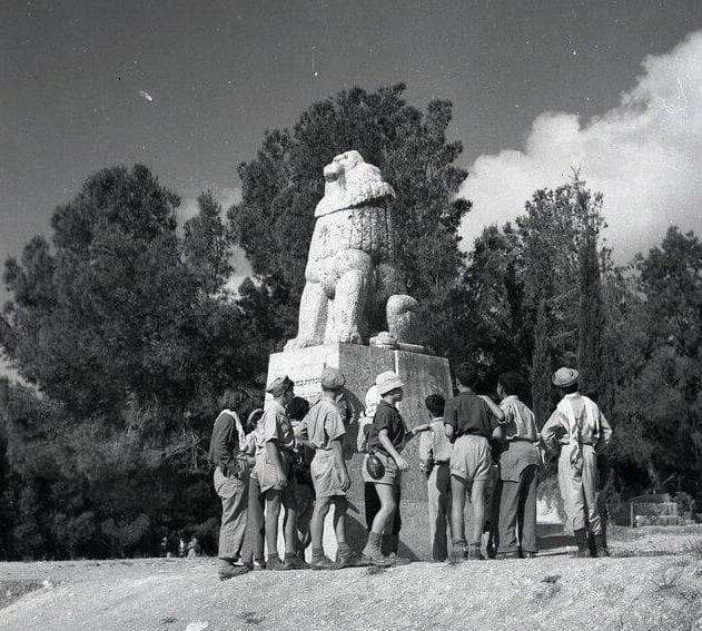 פסל האריה השואג ב-1953
