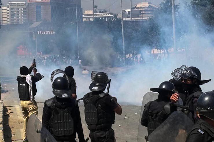 העימותים הבוקר עם ההמון הזועם שניסה להסתער על הקונסוליה האמריקנית בקראצ'י, פקיסטן (צילום: AP Photo/Muhammad Farooq) המון שיעי זועם על חיסול חמינאי במחוז קראצ'י, פקיסטן