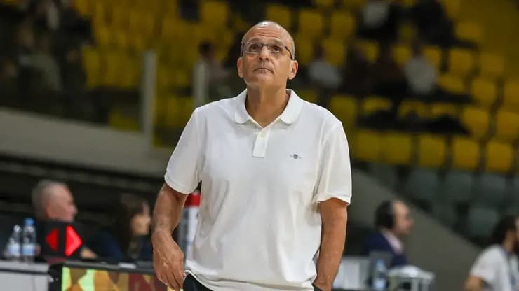 הסיכויים לעלות למונדובאסקט צנחו משמעותית. אריאל בית הלחמי (צילום: אתר פיב"א) מאמן נבחרת ישראל בכדורסל אריאל בית הלחמי