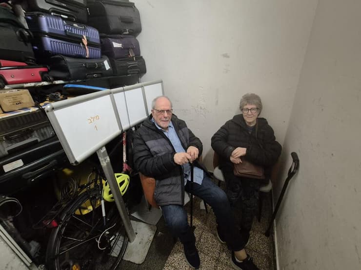 דבי וג'פרי בחדר המזוודות