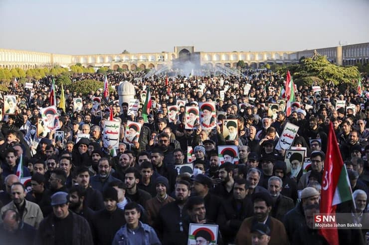 מתאבלים על מותו של חמינאי באיספהאן איראן איספהאן מתאבלים על מותו של עלי חמינאי