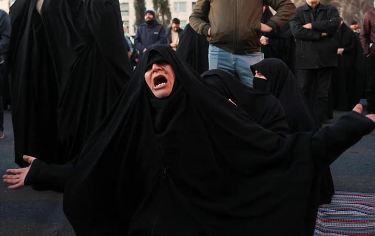 צילום: Majid Asgaripour/WANA (West Asia News Agency) via REUTERS טהרן איראן אישה בוכה אחרי חיסול עלי חמינאי