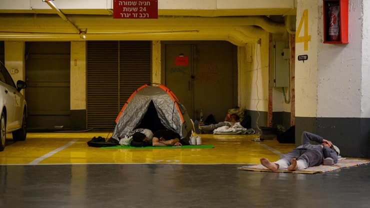 ישנים במקלט בתל אביב (צילום: Alexi J. Rosenfeld/Getty Images) תל אביב