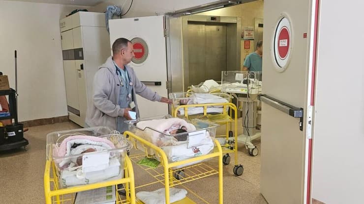 במהלך העברת התינוקות (צילום: דוברות סורוקה) העברת פגים למרחבים ממוגנים בבית החולים סורוקה במלחמת שאגת הארי