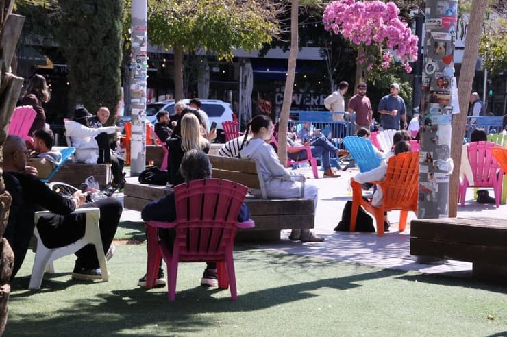 "מראים שישראל היא לא 'חור שחור', אלא מקום שגרים בו אנשים כמותם". כיכר דיזנגוף בזמן מבצע "שאגת הארי" (צילום: מוטי קמחי ) כיכר דיזנגוף בזמן המלחמה עם איראן מבצע שאגת הארי