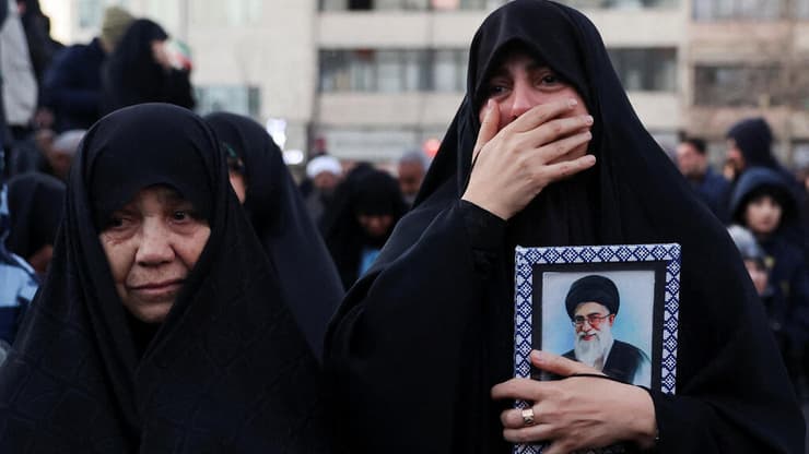 אבל באיראן על מות חמינאי (צילום: Majid Asgaripour/WANA (West Asia News Agency) via REUTERS) טהרן איראן אישה בוכה אחרי חיסול עלי חמינאי
