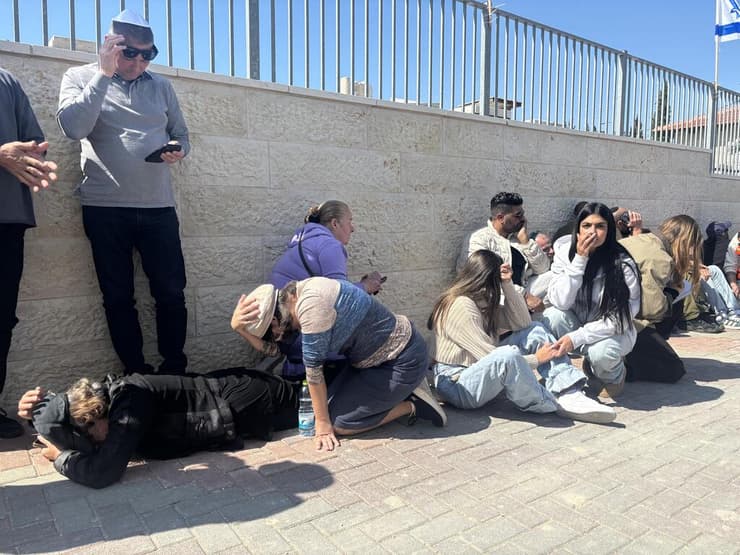 אזעקות במהלך הלוויית ההרוגות מבית שמש