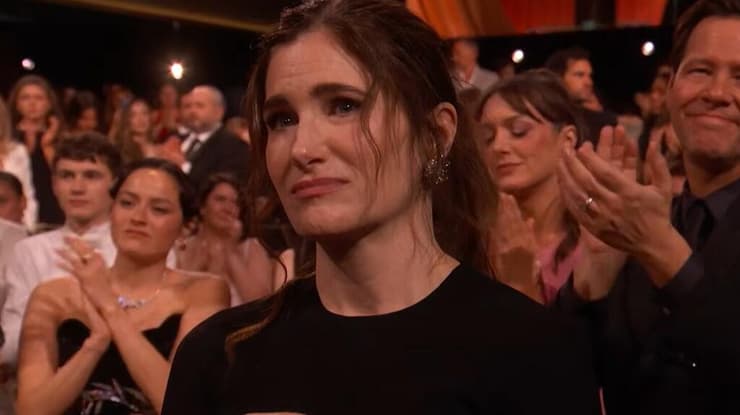 קתרין האן דומעת בזמן נאום הזכייה שהוקדש לקתרין אוהרה (צילום מסך: באדיבות נטפליקס) קתרין האן בזמן נאום הזכייה שהוקדש לקתרין אוהרה