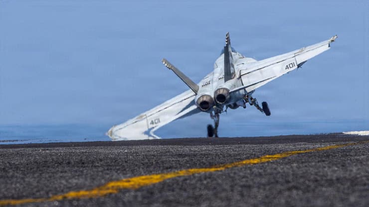 מטוס קרב F/A-18E  סופר הורנט ממריא מ נושאת המטוסים מטוסים אברהם לינקולן של ארה"ב מלחמה מול איראן