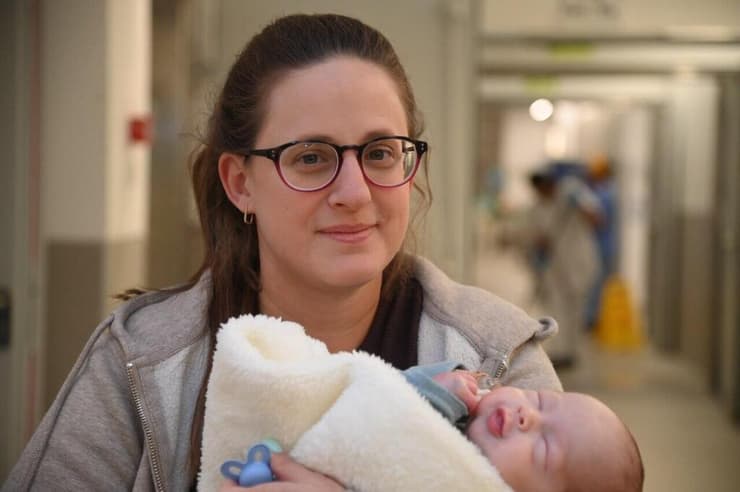 חן קרופניק ובנה נדב במתחם החירום של בית החולים שניידר במהלך מלחמת שאגת הארי