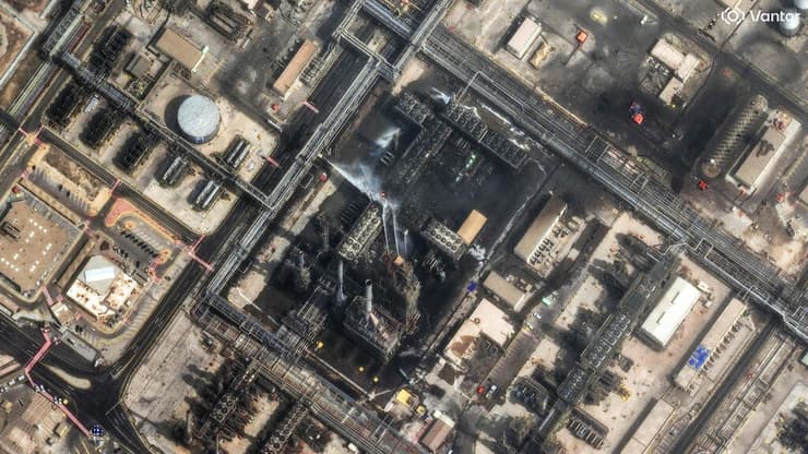 מתקן נפט של סעודיה שהותקף (צילום: AFP PHOTO / SATELLITE IMAGE ©2026 Vantor) בית זיקוק של חברת ארמקו