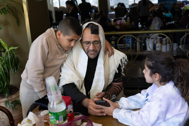 מפונים מבית שמש במלון רמדה. התושבים בהלם (צילום: אלכס קולומויסקי) מפונים במלון רמדה בירושלים