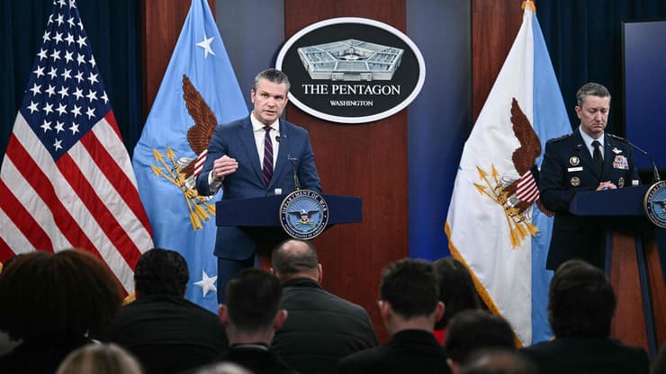 שר המלחמה הגסת' והרמטכ"ל האמריקני קיין בהצהרה ראשונה (צילום: Brendan SMIALOWSKI / AFP) הגסת' וקיין בהצהרה