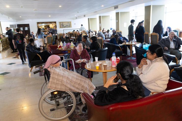 המלון עוד לא נערך לכמות המפונים האדירה (צילום: אלכס קולומויסקי) מפונים במלון רמדה בירושלים