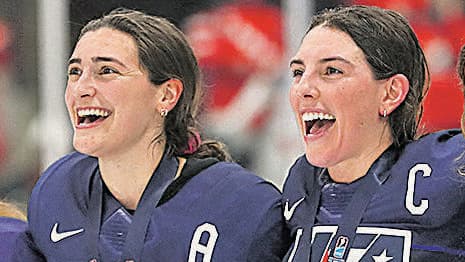 שחקניות ההוקי מגאן קלר והילארי נייט, יחד עם נבחרת ארצות הברית בהוקי קרח נשים