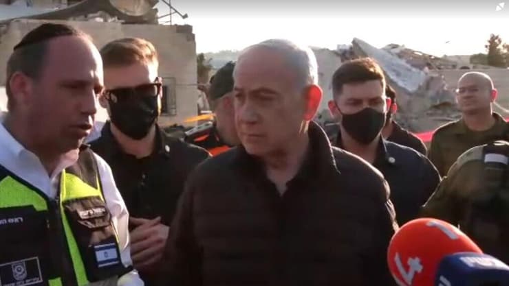 בנימין נתניהו בזירה בה נפל טיל מאריאן