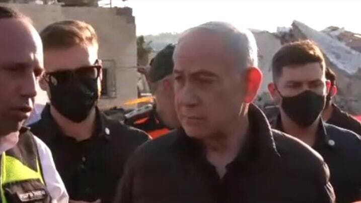 בנימין נתניהו בזירה בה נפל טיל מאריאן