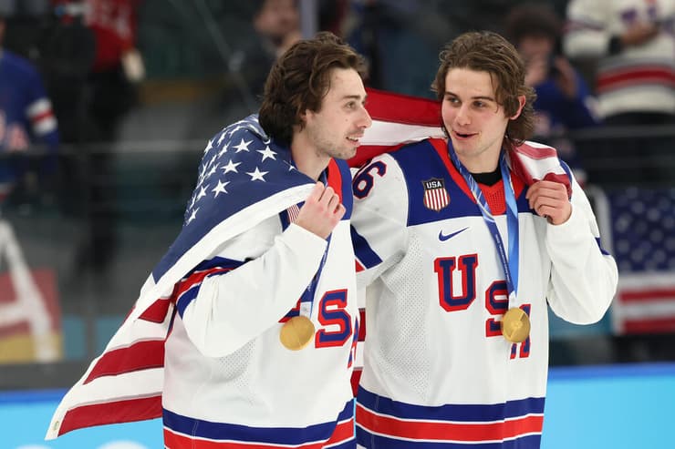 ג'ק וקווין יוז עם מדליית הזהב מאולימפיאדת החורף מילאנו-קורטינה