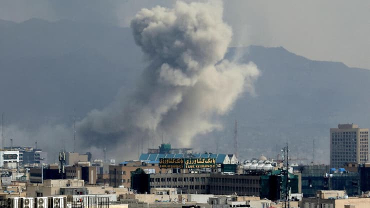 תקיפה בטהרן, היום (צילום:ATTA KENARE / AFP) תקיפה בטהרן