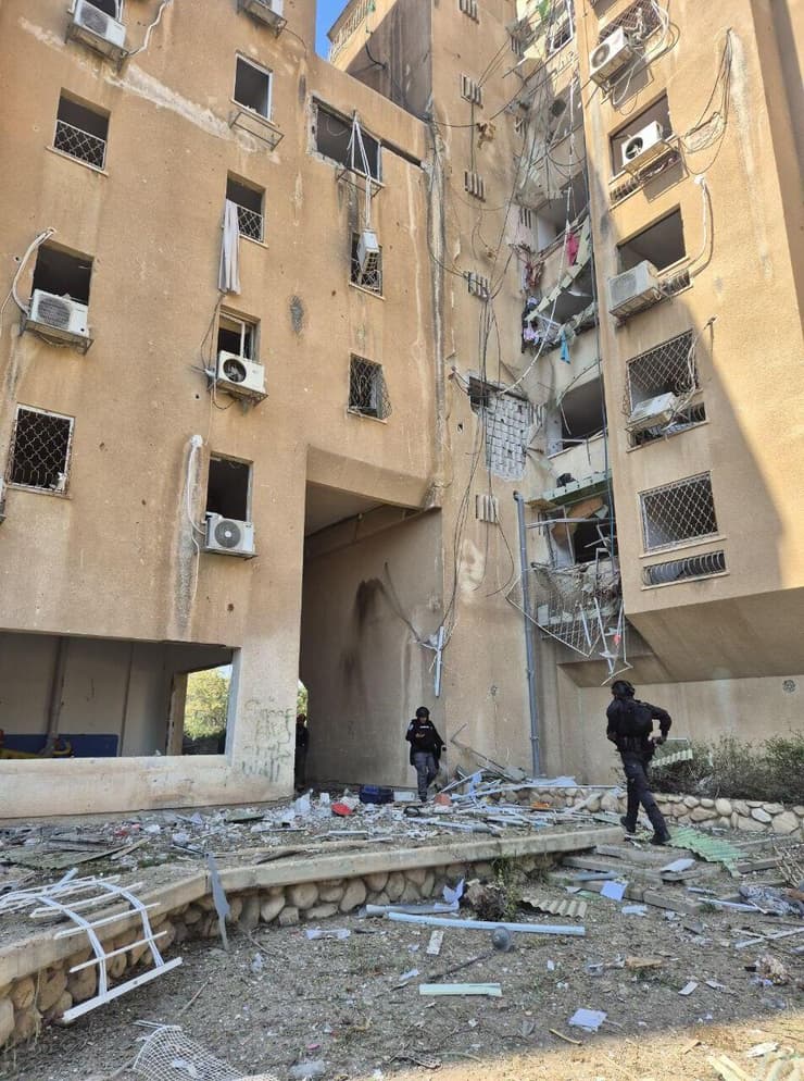 אחת הזירות בבאר שבע ( צילום: אילנה קוריאל) בניין שנפגע בבאר שבע