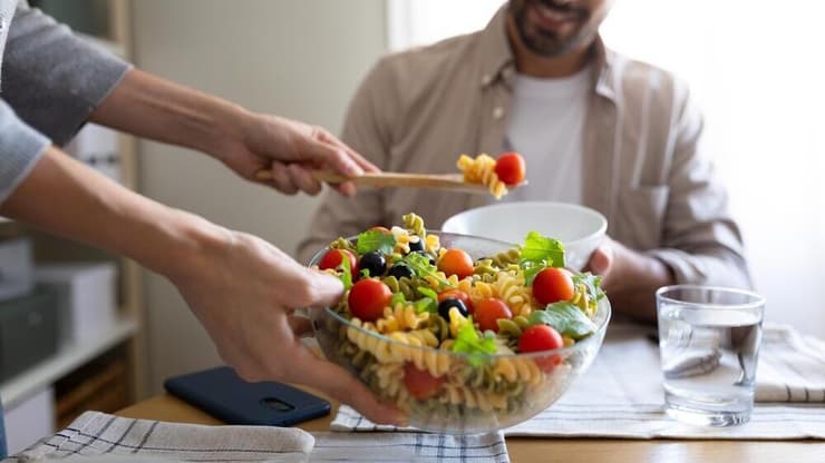 לצד הירידה שנצפתה בחלק מסוגי הסרטן, אצל צמחונים נמצא גם סיכון גבוה יותר לסוג מסוים של סרטן הוושט (צילום: Shutterstock) סלט, צמחונות, טבעונות