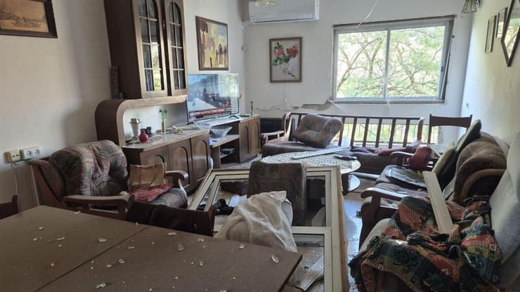 דירה שניזוקה בבניין בבאר שבע ( צילום: אילנה קוריאל) בניין שנפגע בבאר שבע