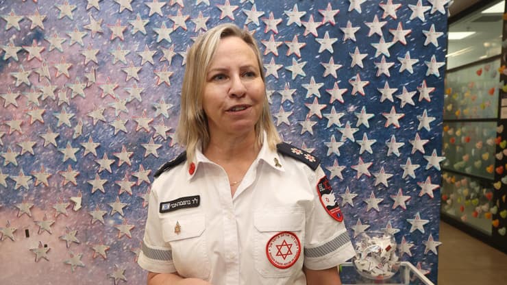 ד"ר שרון ברנסבורג-צברי, מנהלת בנק החלב, מלווה מקרוב כל שלב בתהליך, מהתרומה הביתית ועד לרגע שבו הבקבוקון מגיע לפגייה (צילום: שאול גולן) בנק החלב