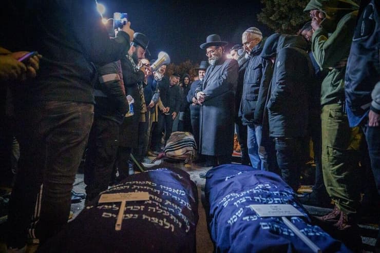 הלווייתם של יעקב, אביגיל ושרה ביטון ז"ל שנהרגו מפגיעת טיל ששוגר מאיראן