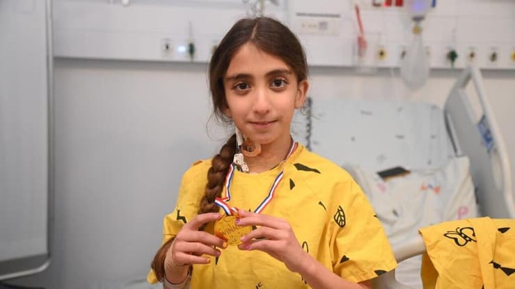 עמנואל אילוז במתחם החירום של בית החולים שניידר במהלך מלחמת שאגת הארי