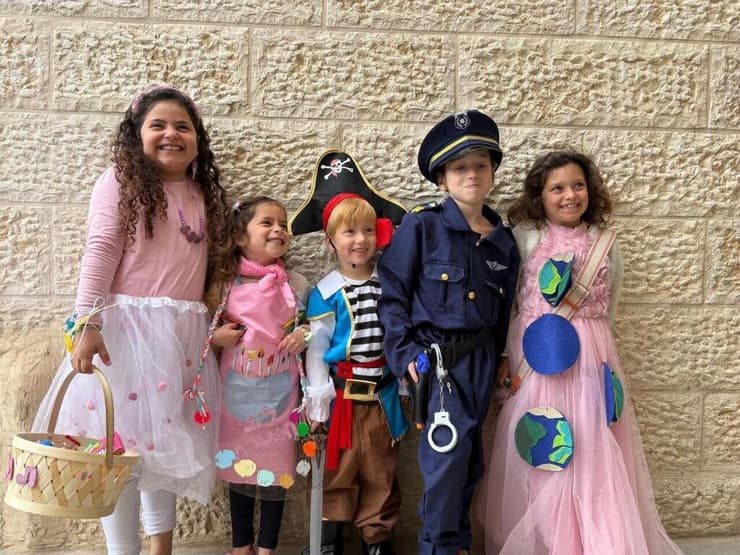שוק פורים מאולתר שארגנו ילדים בירושלים. מימין לשמאל: עמנואלה, אלעד, שאול, ליבי ועמנואל