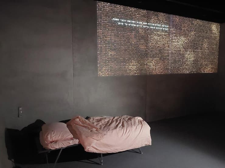 המיטה ששימשה את אדלר ביד ושם (יד ושם) יד ושם