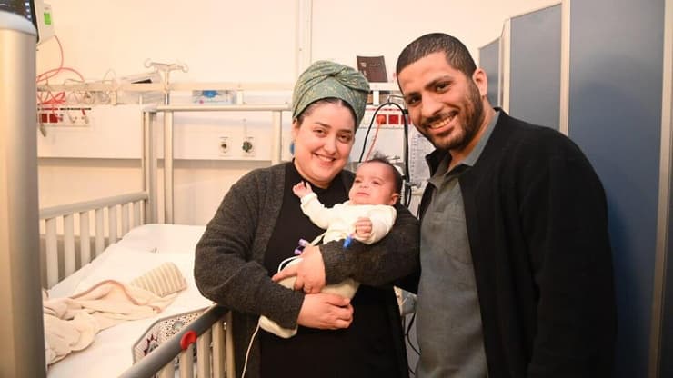 אוריה ורחלי גווילי עם בנם עוז במתחם החירום של בית החולים שניידר במהלך מלחמת שאגת הארי