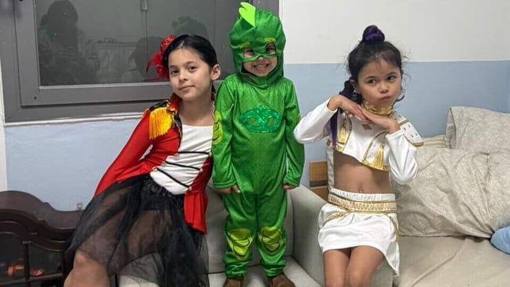 משפחת אייל מ עפולה  חוגגים את חג פורים ב ממ"ד  מתחפשים ב תחפושת תחפושות בממ"ד מרחב מוגן 