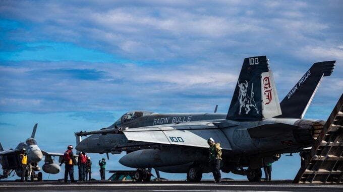 הפעילות על נושאת המטוסים הגדולה בעולם (צילום: CENTCOM) נושאת המטוסים האמריקנית ג'רלד פורד מוציאה גיחות לתקיפה באיראן