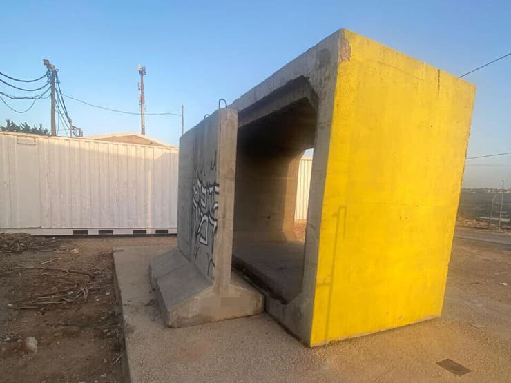 מיגונית פתוחה. "מי שלא נכנסת - מניחים עליה קסדה ושכפ״ץ ומתפללים לטוב" בסיסי צה"ל ללא מיגון