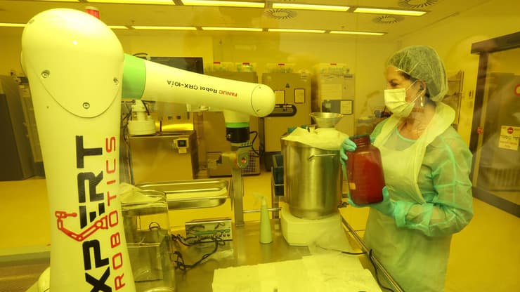 מילוי הבקבוקים מתבצע באופן רובוטי (צילום: שאול גולן) בנק החלב