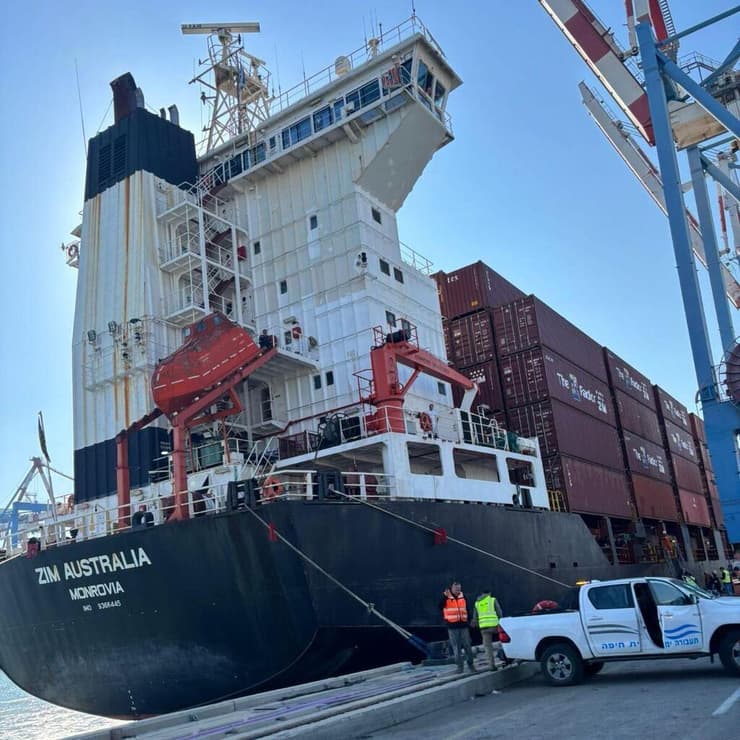 אוניית המטען "צים אוסטרליה", ועל סיפונה רופאים שחולצו מקפריסין עגנה בנמל חיפה