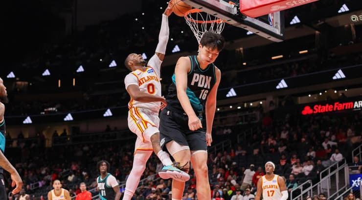 ג'ונתן קומינגה מטביע מעל יאנג האנסן (רויטרס) ג'ונתן קומינגה מטביע מעל יאנג האנסן