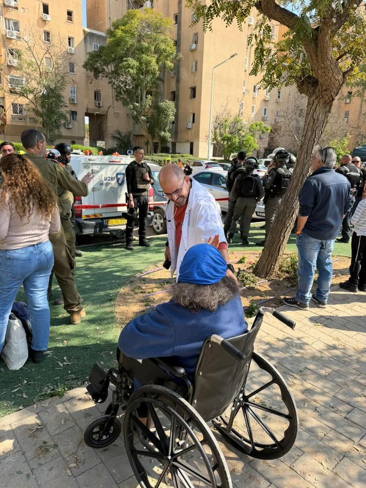 ד״ר ירון סרוסי בזירת הנפילה בבאר שבע (צילום: מכבי שירותי בריאות) ד״ר ירון סרוסי בזירת הנפילה בבאר שבע