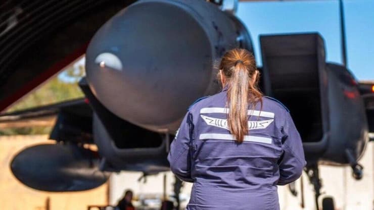 רס"ן ד': "מה שאנחנו עושים - זה למען הדורות הבאים" (צילום: דובר צה"ל) רס"ן ד . מפקדת גף טכני בטייסת 106 "חוד החנית" בחיל האוויר