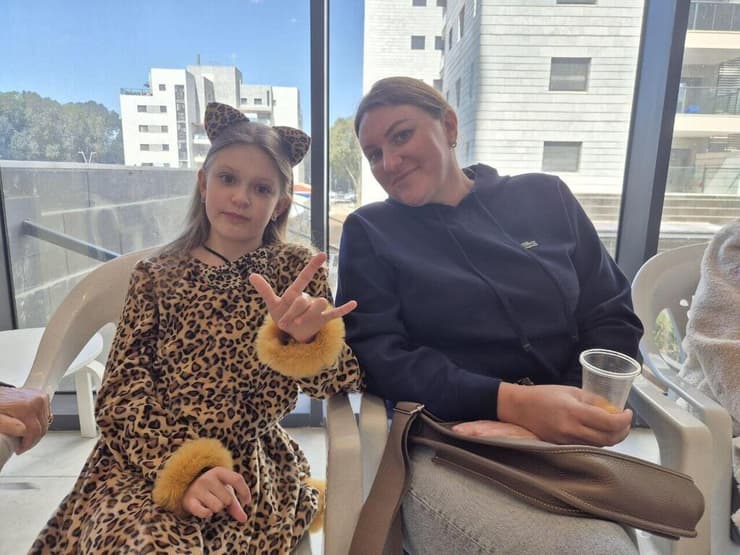 מסיבת תחפושות של דיירי בניין בבאר יעקב, בצל המצב הביטחוני