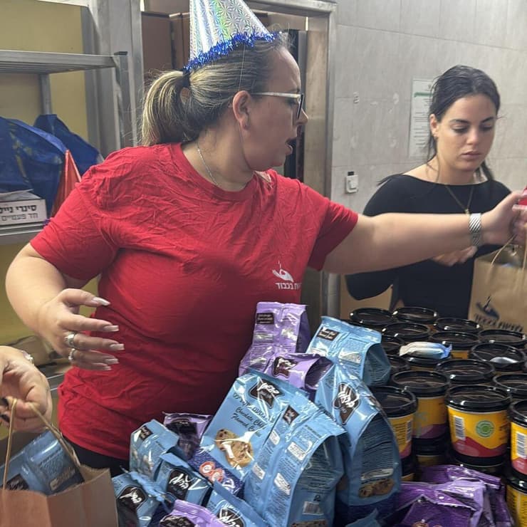 מתנדבות עמותת "לחיות בכבוד" אורזות מזון לקשישים