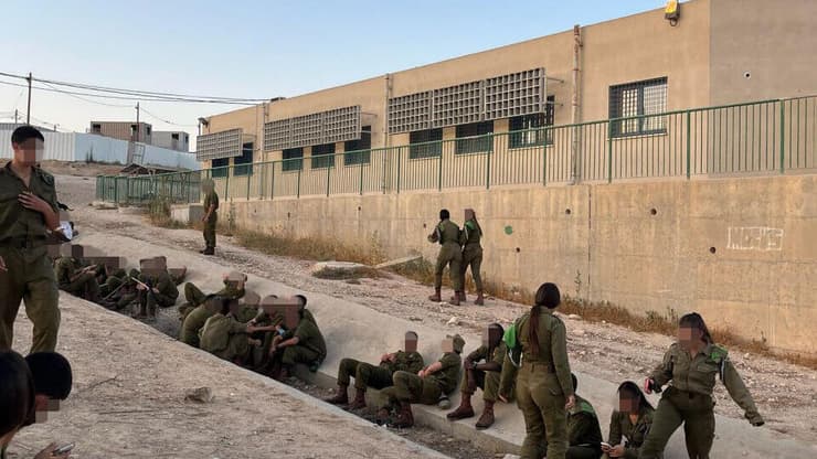 יושבים בתעלות כי אין מיגוניות. "הטילים מעל הראש שלנו, זה נורא" יושבים בתעלות כי אין מיגוניות