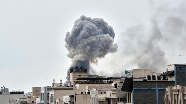 עשן מיתמר בטהרן. מרץ, ארכיון (צילום: AP Photo/Vahid Salemi) תקיפה בטהרן