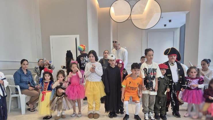 מסיבת תחפושות של דיירי בניין בבאר יעקב, בצל המצב הביטחוני