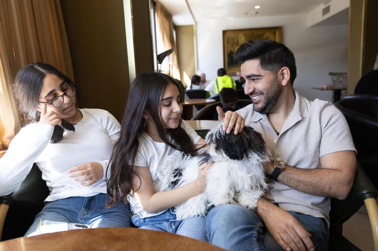 מנסים בכל זאת לחייך (צילום: אלכס קולומויסקי) מפונים במלון רמדה בירושלים