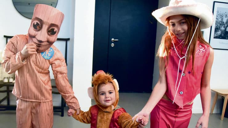 משפחת מרדכי. תחרות תחפושות בבית (צילום: אביהו שפירא) משפחת מרדכי. תחרות תחפושות בבית