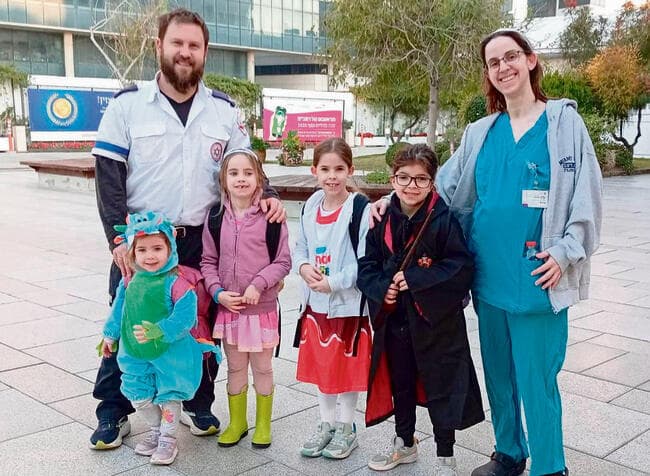 מימין: שרח דויטש, התאומות פריאל וענהאל (8 וחצי), דניאל (7), איילה  (3 וחצי) והאבא אלידע | צילום: דוברות רמב"ם