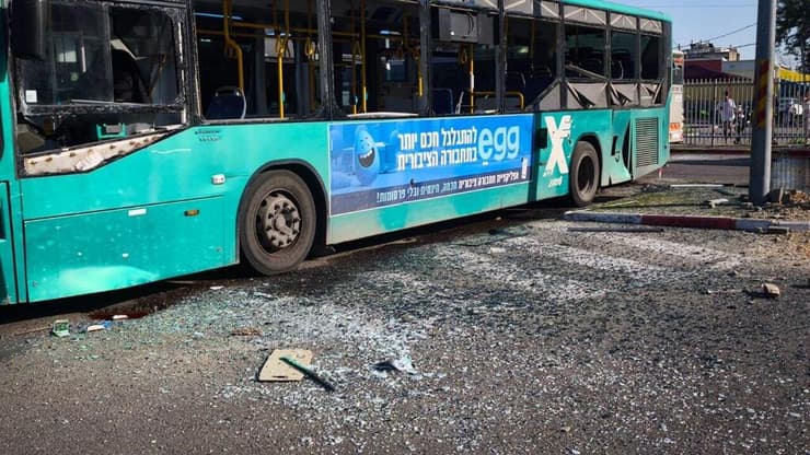 אוטובוס שנפגע בפתח תקווה (צילום: לפי סעיף 27א לחוק זכויות יוצרים ) רסיסים בפתח תקווה